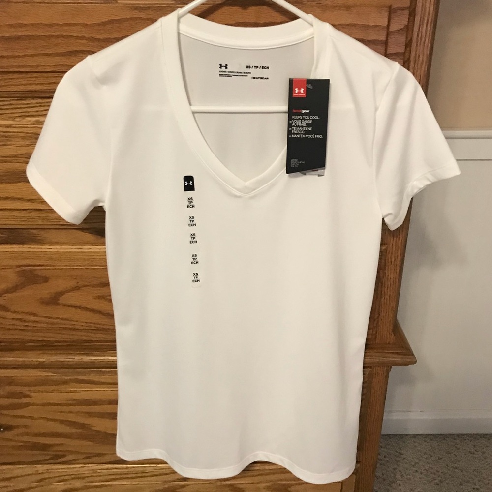 NWT Women’s Size XS Under Armour V Neck Shirt